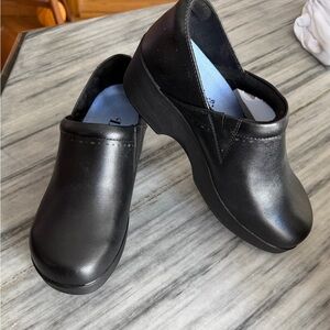 Lila Women’s Black Slip-On Slip Resistant Clogs 'JUNO'